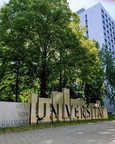 Wunderschöne Universität Magdeburg an einem sonnigen Tag