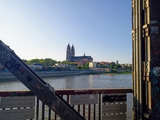 Blick auf den Magdeburger Dom von der beliebten Hubbrücke  